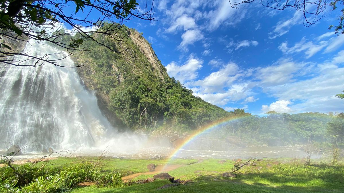 Quando o vento sopra forte, a água da Cachoeira da Fumaça se dispersa no ar e produz um som descrito como hipnotizante