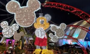E, para fazer jus ao nome, o grande destaque é o rato mais famoso do mundo: o personagem tem 7 metros de altura e 12 mil pontos de iluminação