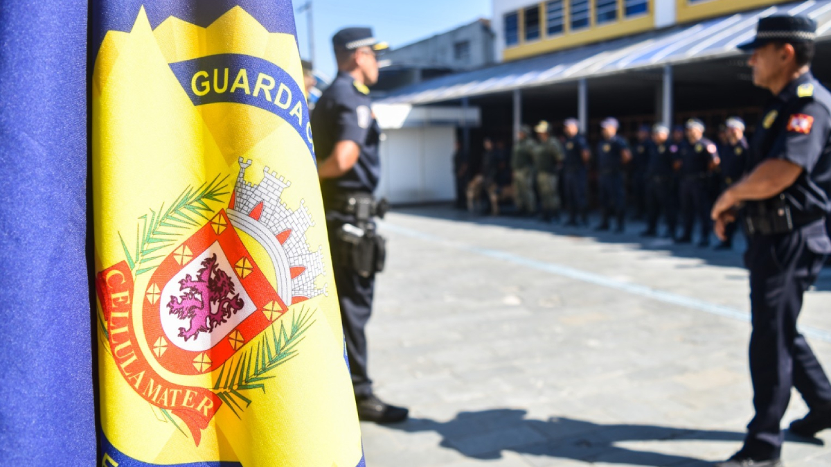 Os guardas realizaram a abordagem e procederam à revista pessoal