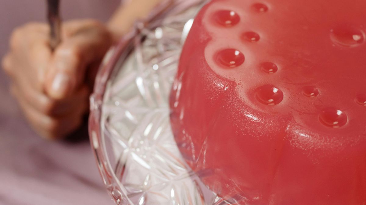 Para garantir que a gelatina se dissolva completamente e não crie grumos, use sempre água bem quente (ou siga as instruções do fabricante) antes de adicionar o líquido frio/Pexels