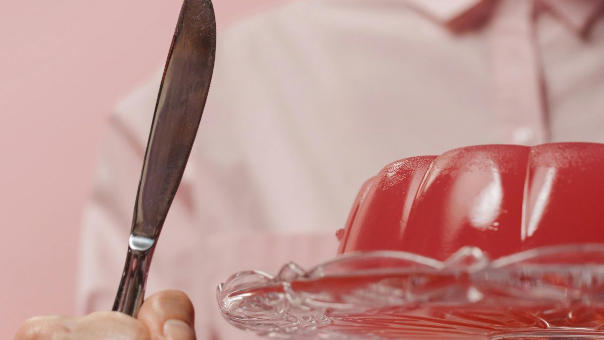 A maioria das gelatinas precisa de um tempo mínimo de 4 horas na geladeira para atingir a consistência firme ideal. Não apresse o processo para garantir a textura perfeita/Pexels