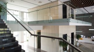 Cada vez mais projetos de reforma e construção moderna escolhem este tipo de fechamento