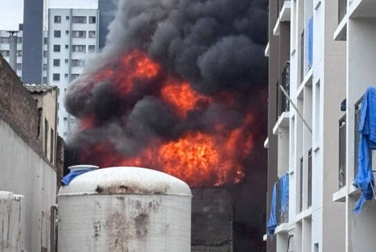 Um grave incêndio atingiu a região do Brás no início da tarde desta sexta-feira (14), na rua Martin Buchard, localizado próximo a estação da CPTM