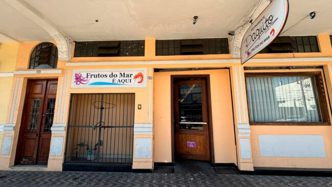Entre as construções antigas do Centro Histórico de Santos, uma fachada amarela guarda mais de seis décadas de história.