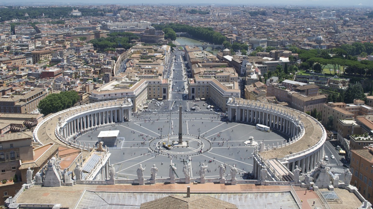 A história de Roma está conectada ao Vaticano e à Praça São Pedro, símbolos da influência religiosa e cultural romana / Pixabay