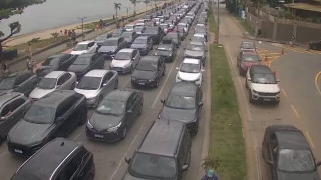 Fila da balsa entre São Sebastião e Ilhabela chegou a 3 horas neste domingo