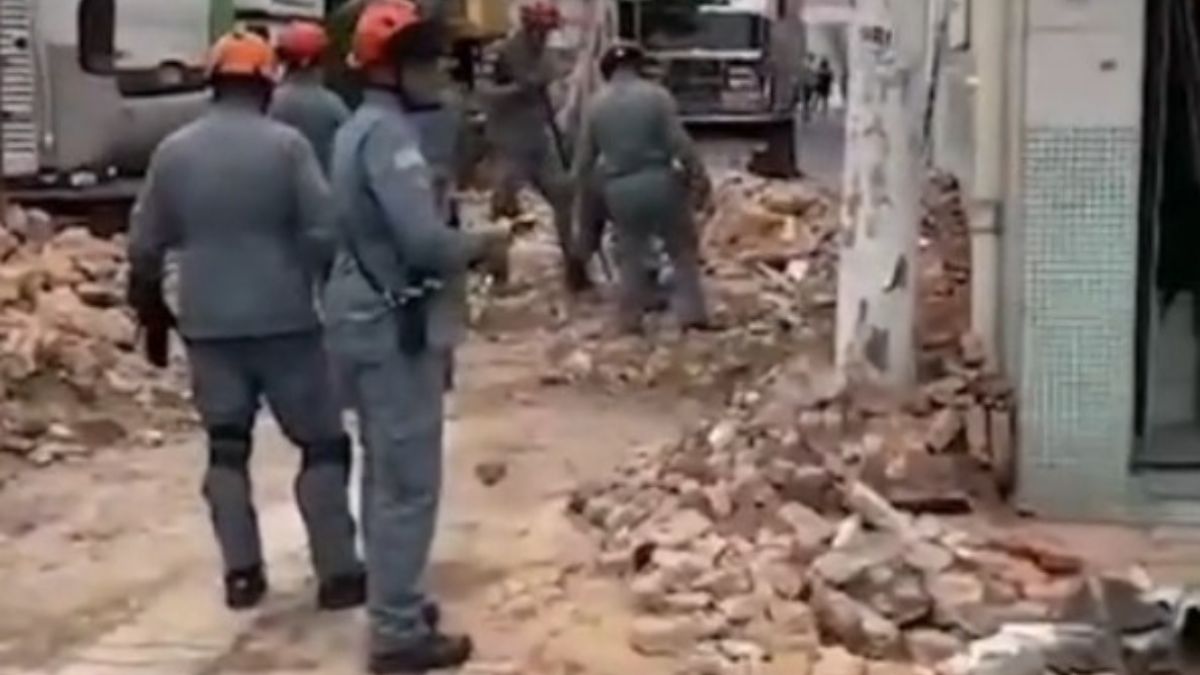 Com o impacto, parte da parede veio abaixo e atingiu pessoas que estavam na pequena via