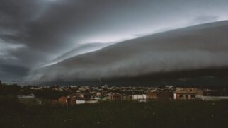 A explicação para o surgimento do gigante aéreo reside na chegada de uma frente fria