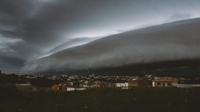 A explicação para o surgimento do gigante aéreo reside na chegada de uma frente fria