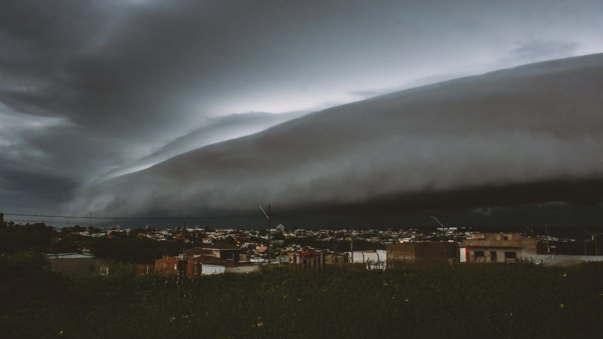 A explicação para o surgimento do gigante aéreo reside na chegada de uma frente fria