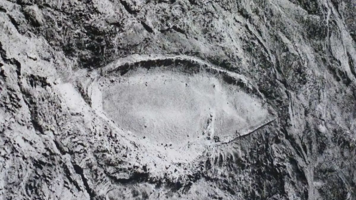 Fotografia feita em 1961 por Ara Güler mostrando a formação de Durupınar, já então associada à possível localização da Arca de Noé/ Noahsarkscans.com