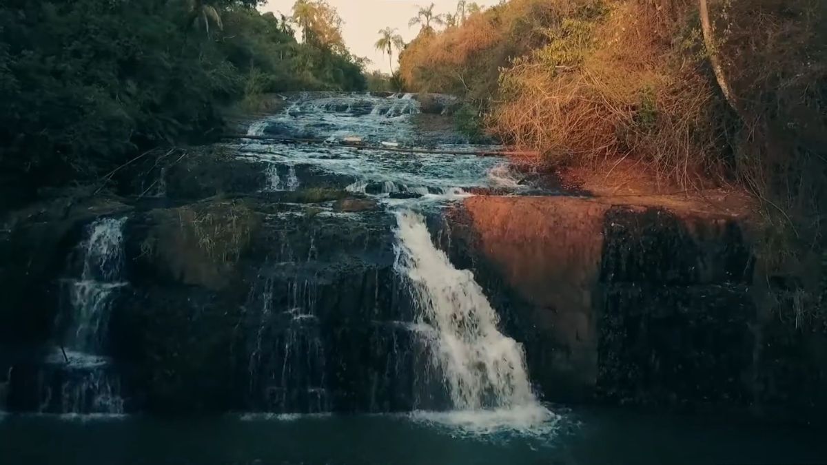 Cachoeira Escorregador, em São Pedro, atrai visitantes com sua rampa de pedra natural que leva às piscinas cristalinas da Serra do Itaqueri