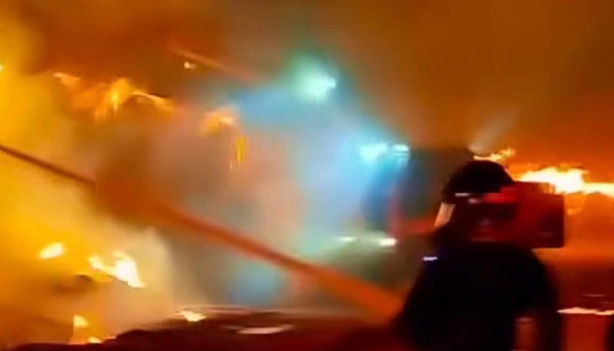 As causas do incêndio ainda serão apuradas pela empresa e pelas autoridades competentes.