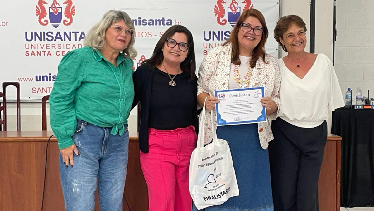 Professoras comemoram o troféu Proler, de incentivo à leitura, na Universidade Santa Cecília, em Santos   
