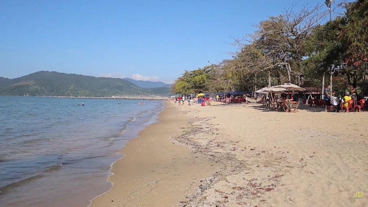 A substância, acumulada no fundo raso da praia, conquistou fama pelo efeito esfoliante / Reprodução/YouTube Jéssica Siqueira