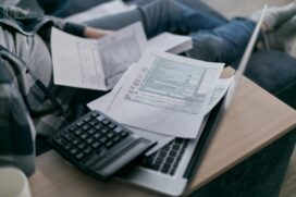 Empréstimos pessoais e consignados, cartões de crédito e financiamentos, e contas de consumo (água, luz, gás, telefone) podem ser renegociadas