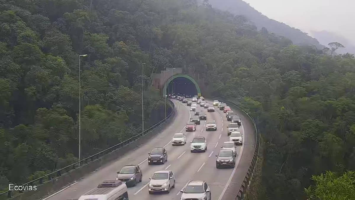 Trecho de serra da Imigrantes apresenta lentidão na subida nesse final de manhã