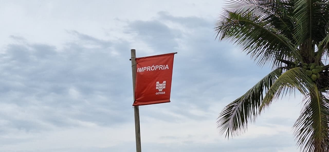 A balneabilidade das praias é medida semanalmente, com base na quantidade de bactérias encontradas a cada 100 mL de água