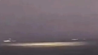 O brilho era tão intenso e inesperado que o silêncio tomou conta do barco