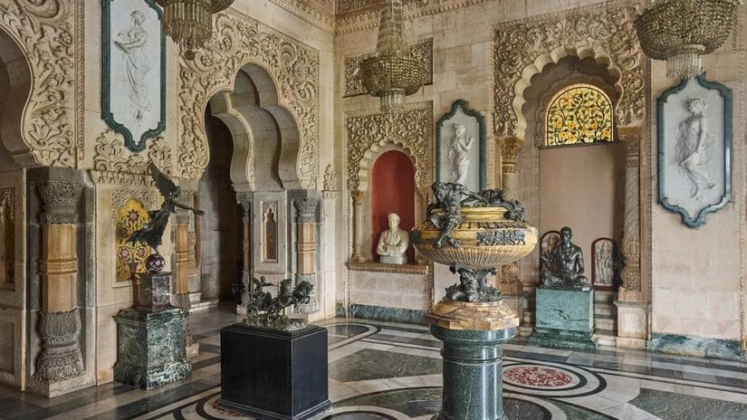 Esculturas, lustres de cristal e móveis centenários fazem do palácio um retrato vivo da era dos marajás.