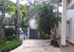 Em rankings elaborados por especialistas, a propriedade aparece com frequência entre as casas mais luxuosas da capital paulista