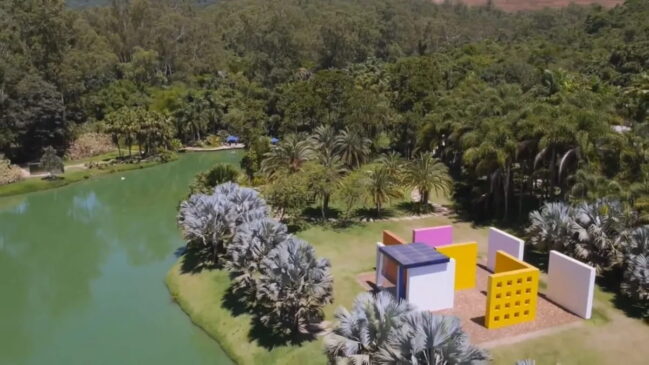 Com mais de 140 hectares de área visitável, lagos, jardins, esculturas monumentais e dezenas de galerias, o passeio exige planejamento para ser aproveitado ao máximo