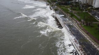 Maior parte dos microplásticos presentes no estuário de Santos não permanece nas praias ou margens da cidade