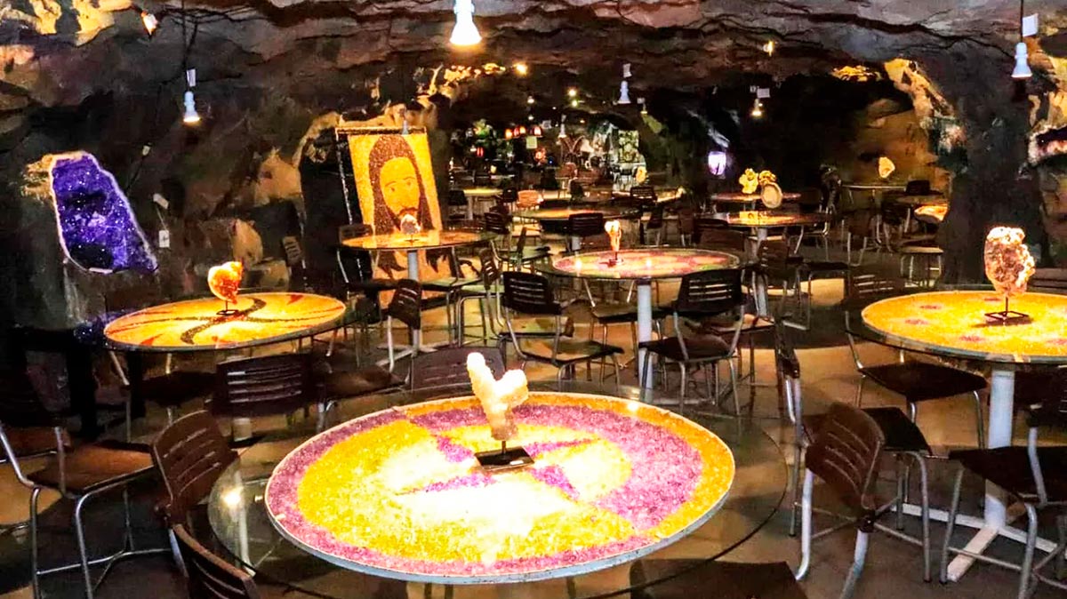 Esse é o único restaurante do país que fica dentro de uma caverna