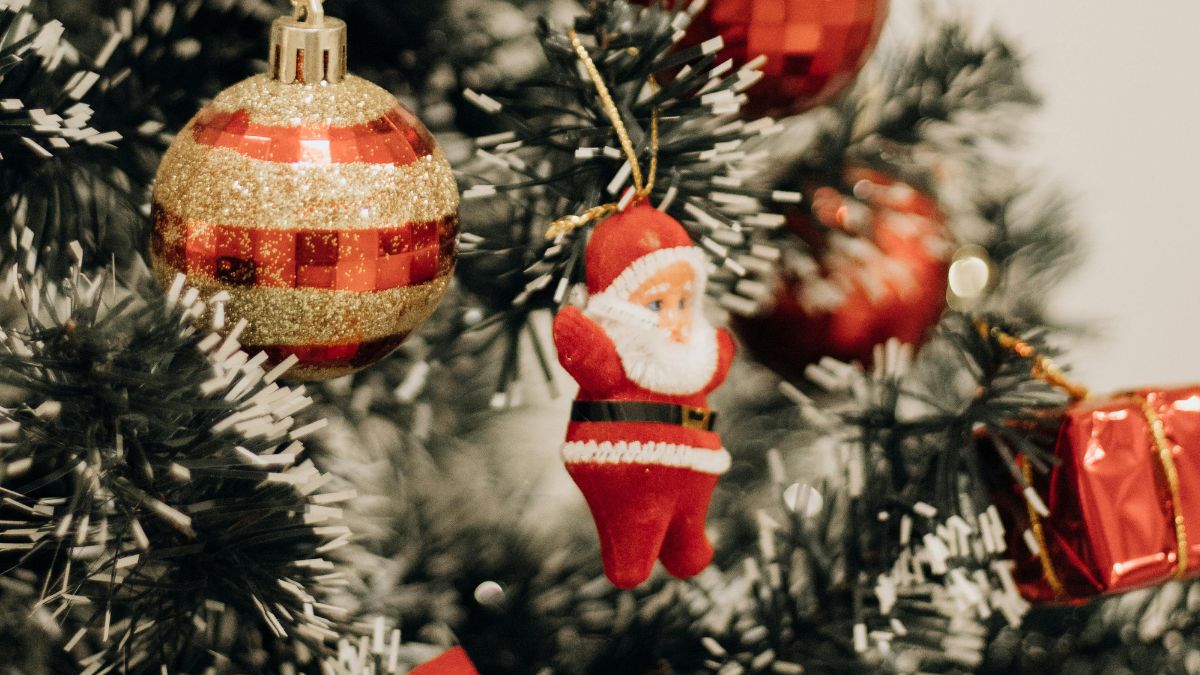 A origem do Papai Noel não é inteiramente ficcional, mas sim inspirada em São Nicolau de Mira, um bispo cristão que viveu no século IV, na região onde hoje é a Turquia/Pexels