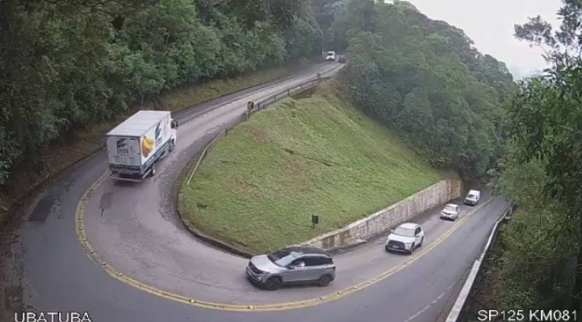 A descida é íngreme, com curvas acentuadas e visibilidade limitada em alguns trechos, exigindo atenção redobrada dos motoristas/Der