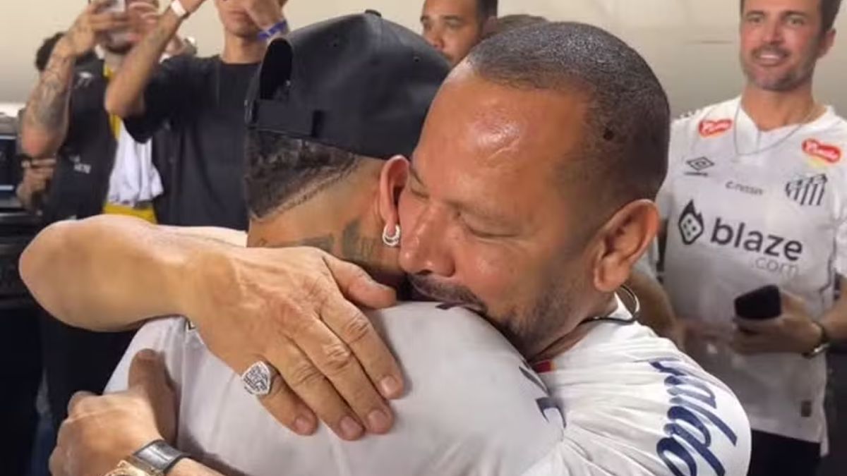 Antes de gerenciar a carreira do filho, Neymar da Silva Santos foi jogador de futebol profissional por alguns clubes e chegou a trabalhar na Companhia de Engenharia de Tráfego (CET) de Santos/Reprodução/Instagram