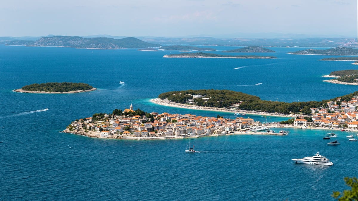 Comunidades litorâneas enfrentam perdas econômicas e deslocamento devido ao aumento do nível do mar / Pixabay