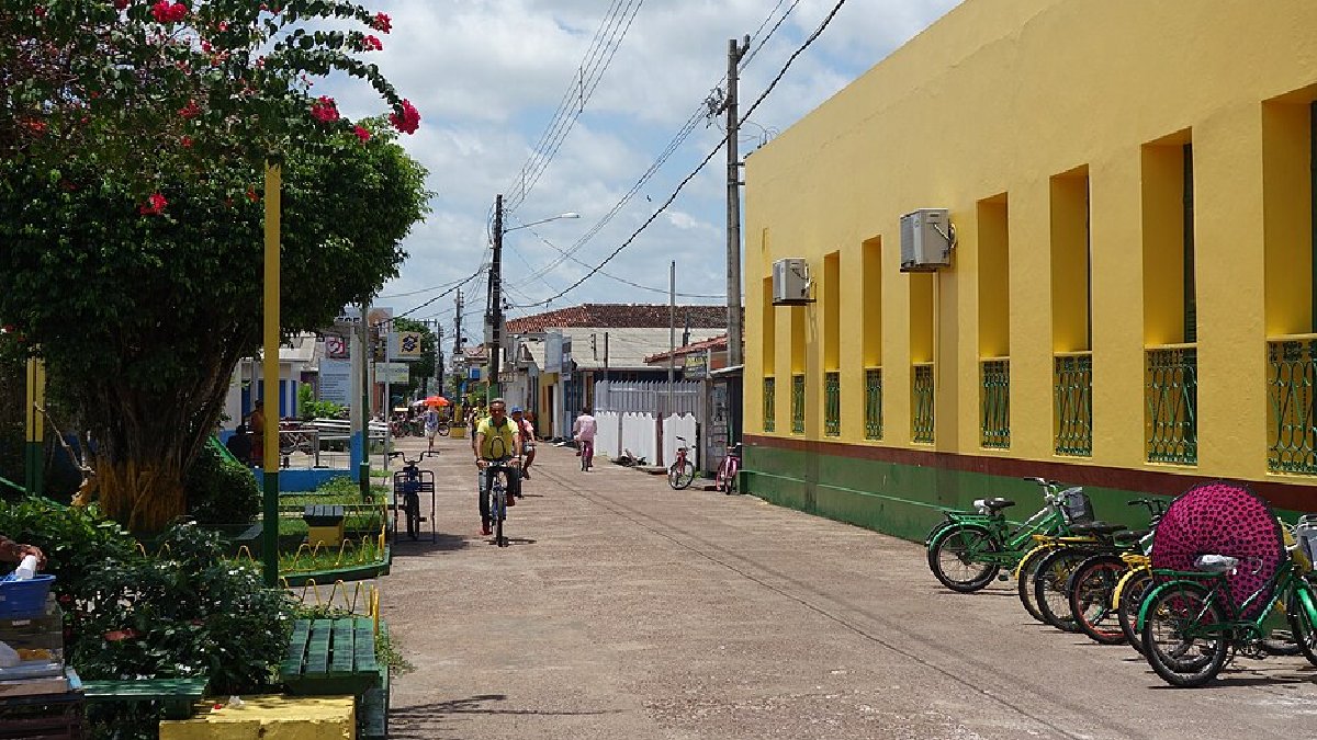 Em Afuá, as rondas policiais, os táxis e até as ambulâncias funcionam com bicicletas