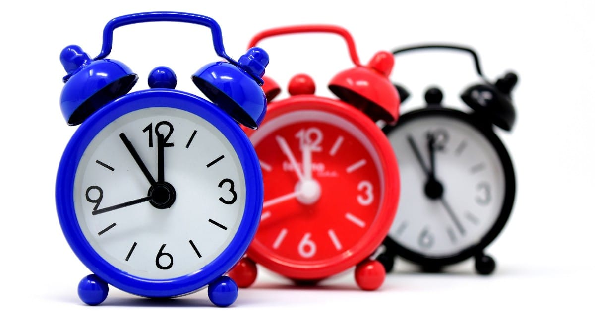 Segundo a relatividade, quanto mais rápido algo se move, mais devagar o tempo passa para esse objeto / Pixabay