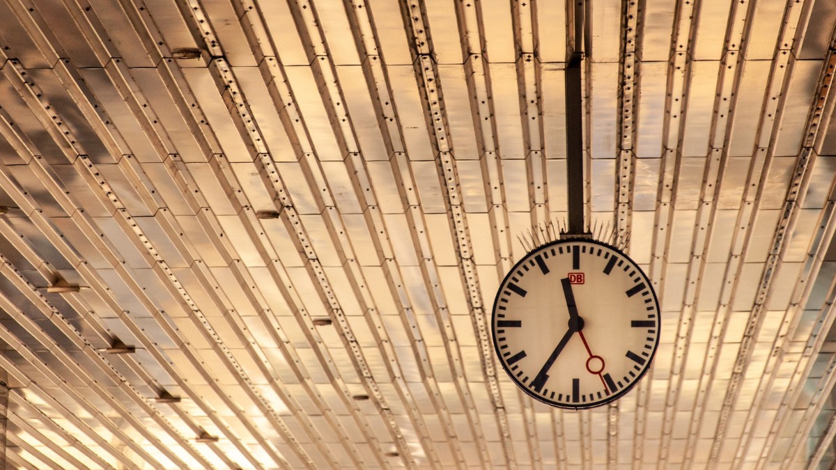 A luz sempre viaja na mesma velocidade, e isso muda a forma como percebemos tempo, movimento e distância no universo / Pixabay
