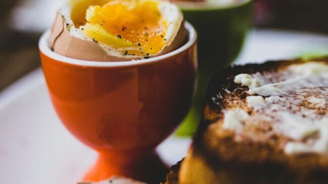 A gema mole ideal, conhecida como jammy yolk, deve ser rica, com uma consistência aveludada, perfeita para acompanhar torradas ou saladas/Pexels