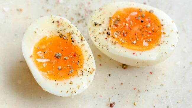 Para garantir aquela gema mole perfeita, o segredo é o tempo! Tente cozinhar por 6 a 7 minutos em água fervente ou, se usar a air fryer, siga o método de 8 minutos a 140°C/Pexels