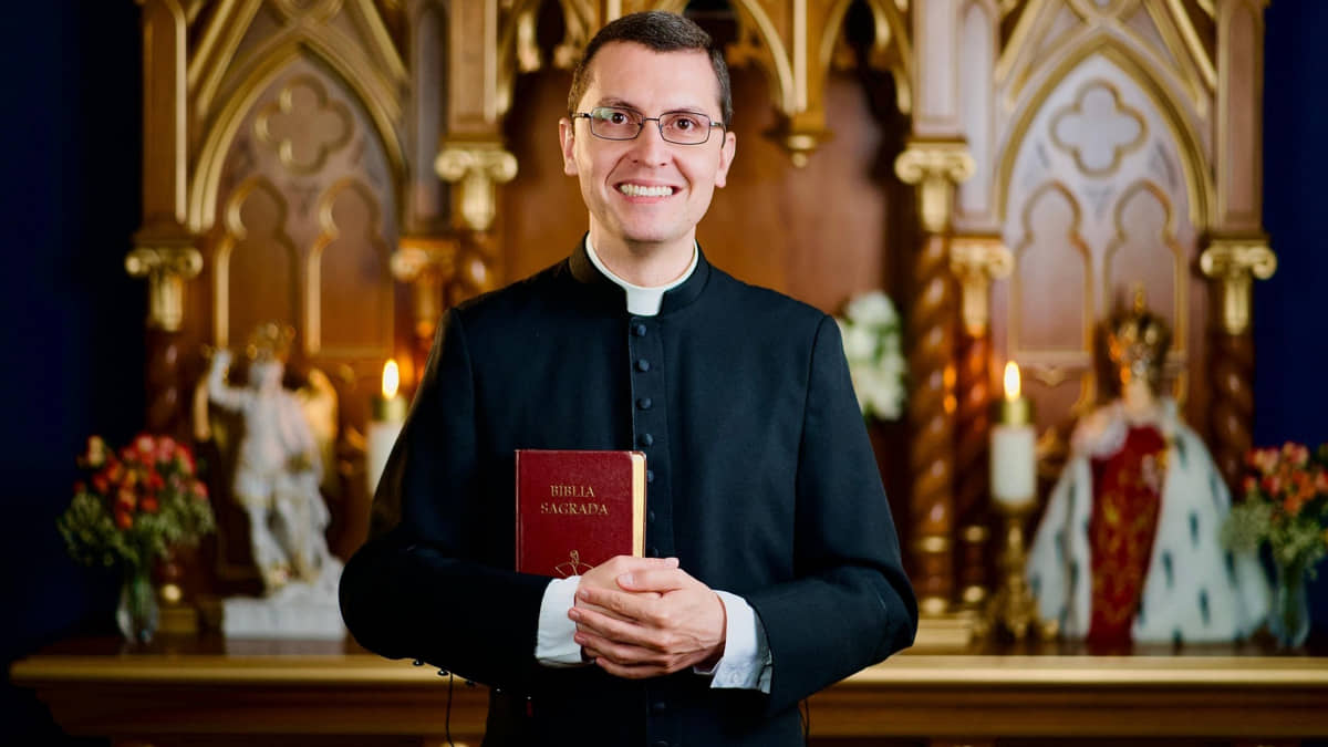 O Padre Alex Nogueira reúne milhões de brasileiros online em oração