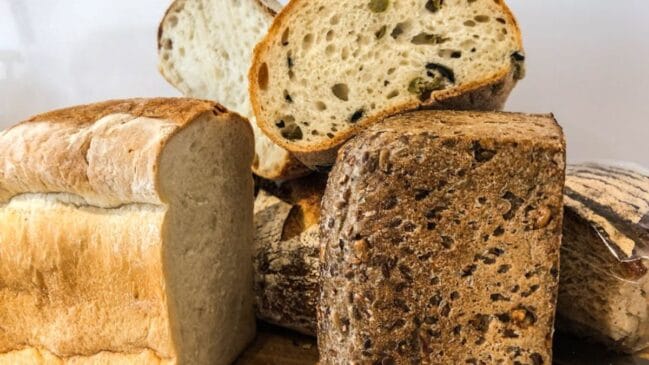 A procura por substitutos dos pães acontece não apenas por conta disso, mas também por pessoas que querem ter uma dieta balanceada (Marianna OLE/Pexels)