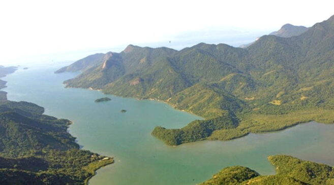 Conhecido popularmente como 'fiorde tropical', apesar de ser, tecnicamente, uma ria, ou seja, um vale costeiro inundado pelo mar, o local de 8 km de extensão e 2 km de largura