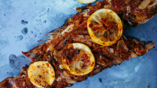 O salmão se tornou presença constante nas mesas brasileiras, especialmente em pratos como sashimi, sushi e receitas grelhadas.