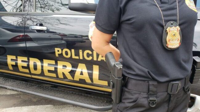 Os agentes apreenderam documentos, contratos, anotações, celulares, chips e mídias de armazenamento