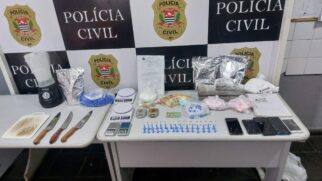 A ação também teve como resultado na apreensão de entorpecentes e materiais usados no preparo e venda de drogas