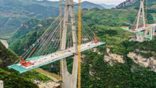 Ponte que ligava Sichuan ao Tibete desaba meses após ser inaugurada/ Na imagem ponte Hongjun sobre rio Chishui