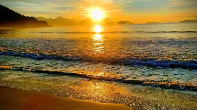 A rara combinação de praias voltadas para o oeste e o relevo da Serra do Mar criam o cenário perfeito para um espetáculo de cores que desafia a geografia do litoral leste