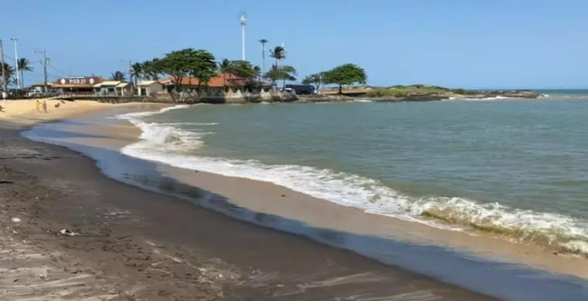 A areia escura que dá nome ao local é do tipo monazítica, formada por sedimentos naturalmente ricos em minerais pesados, terras raras e elementos radioativos em baixa intensidade