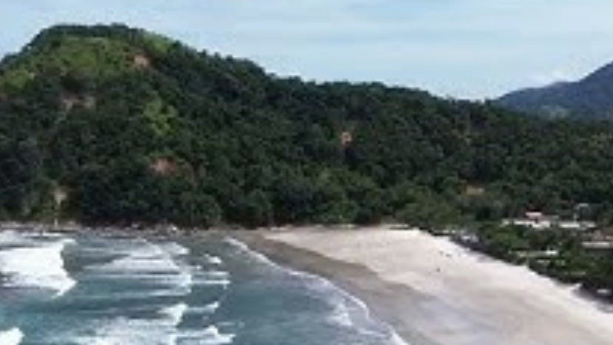 Com pôr do sol inesquecível, a Praia da Baleia se torna cenário ideal para fotos e boas lembranças / Reprodução/YouTube