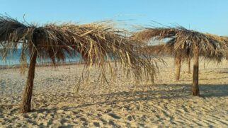 A faixa de areia está visivelmente mais estreita, com quatro degraus abaixo do nível da calçada