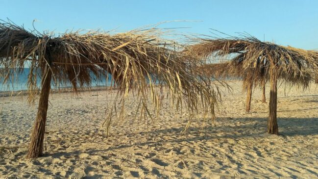A faixa de areia está visivelmente mais estreita, com quatro degraus abaixo do nível da calçada