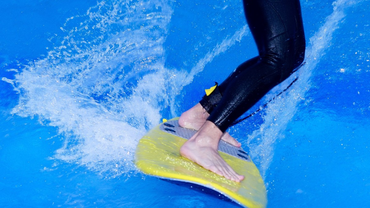No início do século XX, figuras como Duke Kahanamoku difundiram o surf pelo mundo, transformando-o de tradição havaiana em esporte global / Pixabay